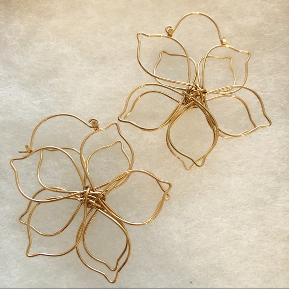 Gold Tone Wire Gardenia Flower Hoop Earrings with jewel - Picture 7 of 13